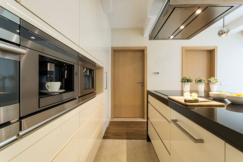 Modelos de puertas en cocinas modernas: funcionalidad y estilo